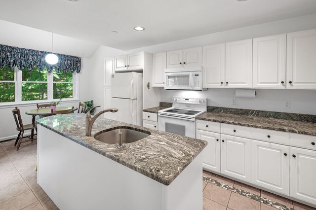 9 Bishops Forest Dr 9, Waltham, MA 02452