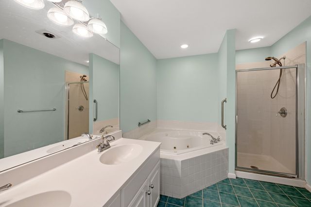 9 Bishops Forest Dr 9, Waltham, MA 02452