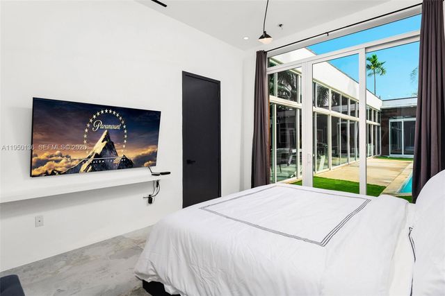 1000 NE 89th St, Miami, FL 33138