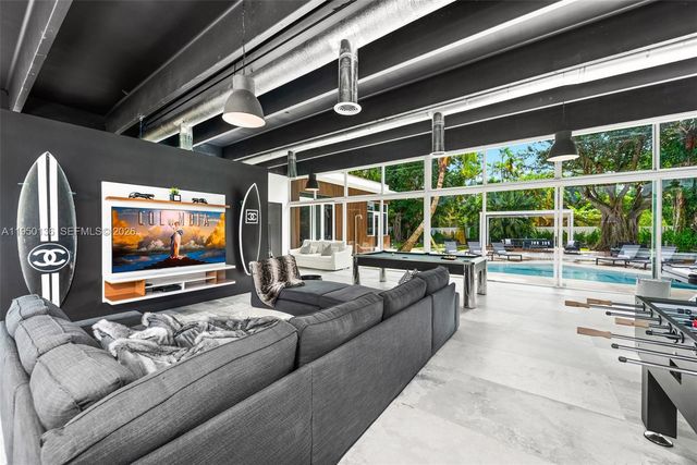 1000 NE 89th St, Miami, FL 33138