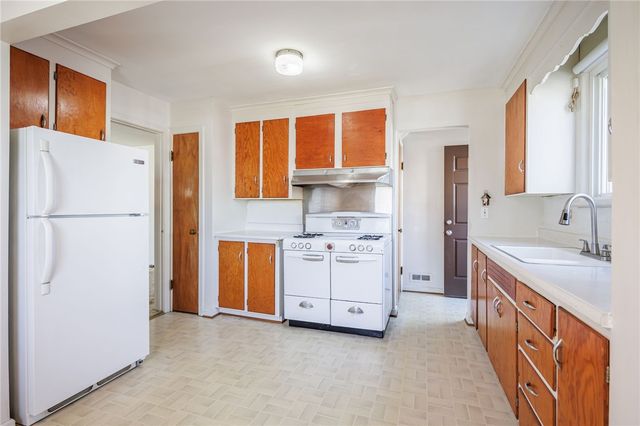 65 Villewood Drive, Greece, NY 14616