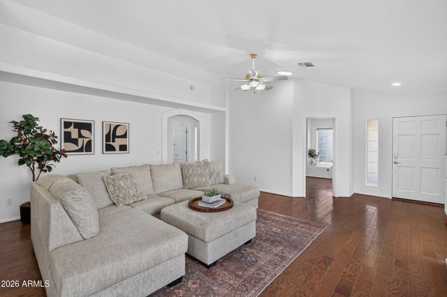 909 S SCALLOP Drive, Gilbert, AZ 85233