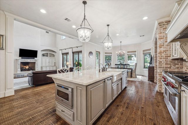 21 W Rivercrest Drive, Houston, TX 77042