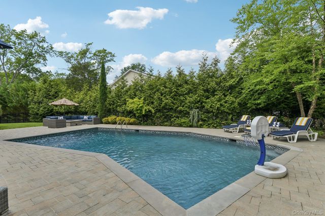 1 Lakeville Court, East Hills, NY 11576