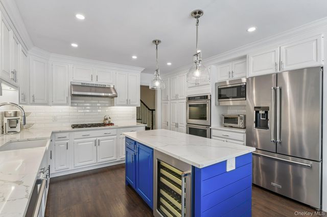 1 Lakeville Court, East Hills, NY 11576