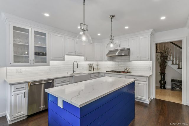 1 Lakeville Court, East Hills, NY 11576