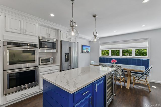 1 Lakeville Court, East Hills, NY 11576