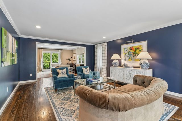 1 Lakeville Court, East Hills, NY 11576