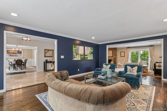 1 Lakeville Court, East Hills, NY 11576
