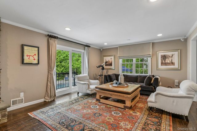1 Lakeville Court, East Hills, NY 11576