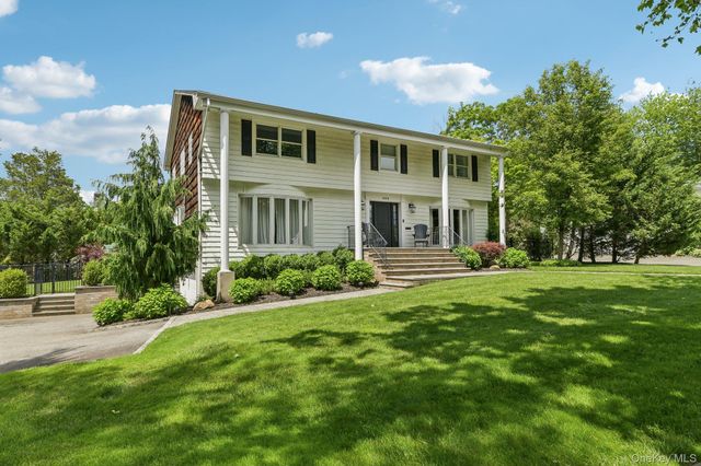 1 Lakeville Court, East Hills, NY 11576