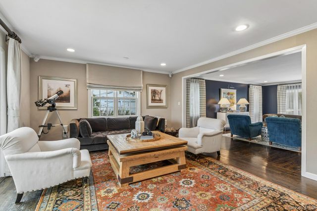 1 Lakeville Court, East Hills, NY 11576