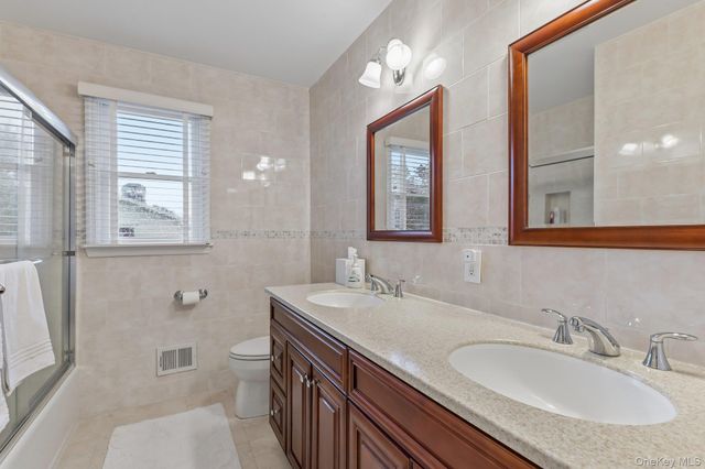 1 Lakeville Court, East Hills, NY 11576