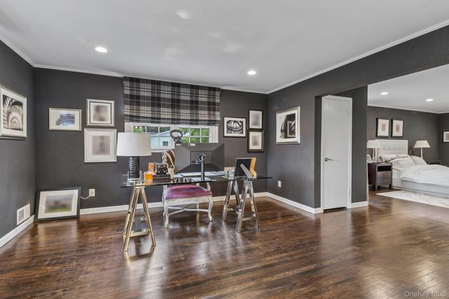 1 Lakeville Court, East Hills, NY 11576
