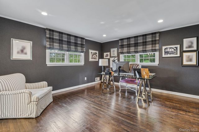 1 Lakeville Court, East Hills, NY 11576