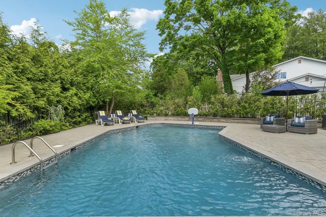 1 Lakeville Court, East Hills, NY 11576
