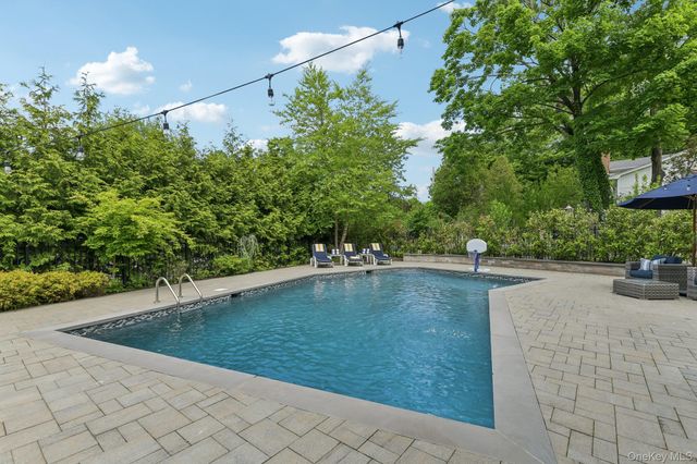 1 Lakeville Court, East Hills, NY 11576
