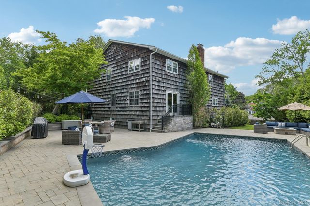 1 Lakeville Court, East Hills, NY 11576