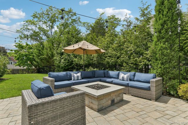 1 Lakeville Court, East Hills, NY 11576
