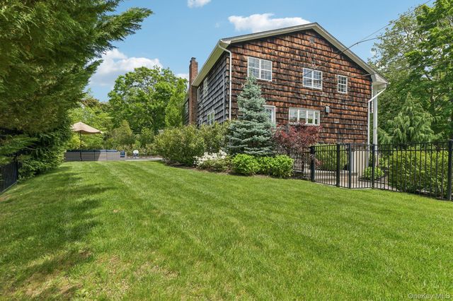 1 Lakeville Court, East Hills, NY 11576