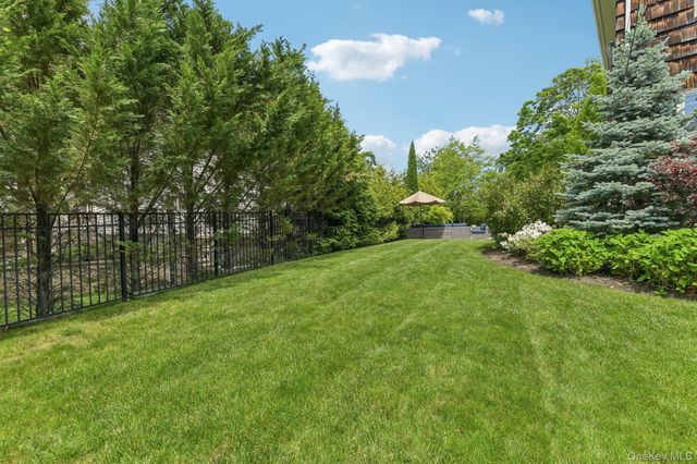 1 Lakeville Court, East Hills, NY 11576