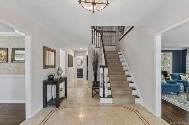 1 Lakeville Court, East Hills, NY 11576