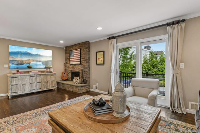 1 Lakeville Court, East Hills, NY 11576