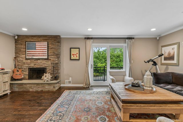 1 Lakeville Court, East Hills, NY 11576
