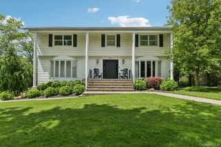 1 Lakeville Court, East Hills, NY 11576