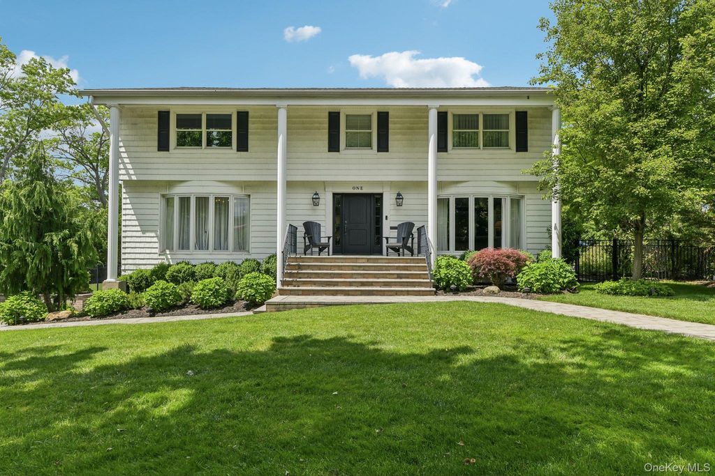 1 Lakeville Court, East Hills, NY 11576