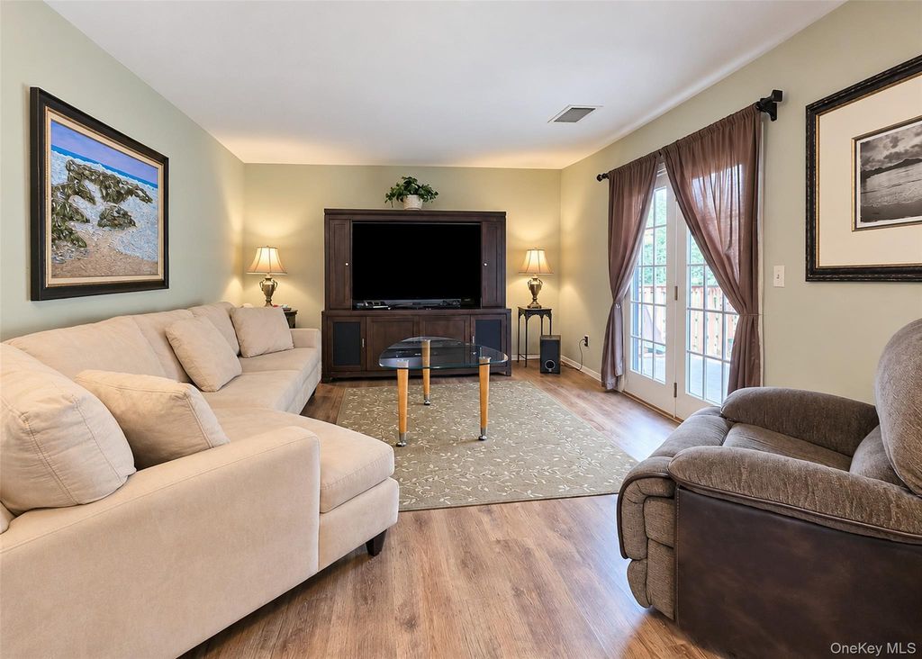 810 Woodland Court, Coram, NY 11727 — photo 3