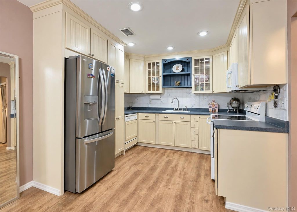 810 Woodland Court, Coram, NY 11727 — photo 5