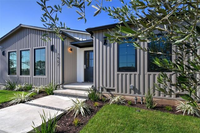 7907 Vicksburg, Los Angeles, CA 90045