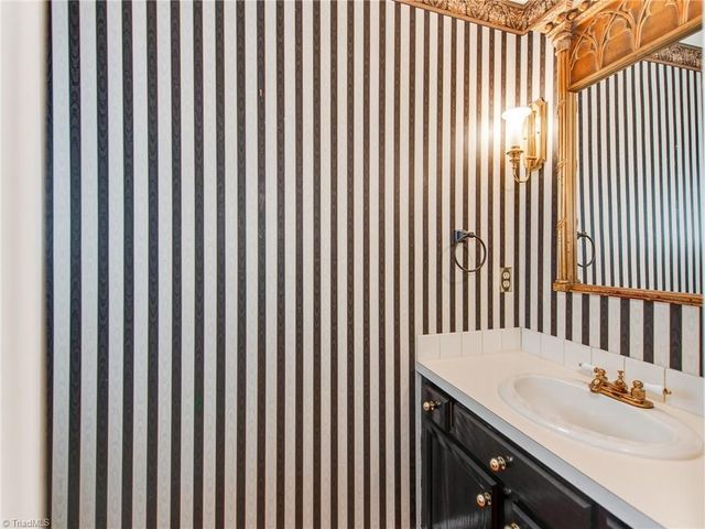 5812 Luxbury Court, Winston-salem, NC 27104