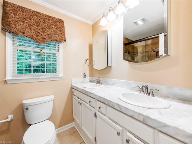 5812 Luxbury Court, Winston-salem, NC 27104