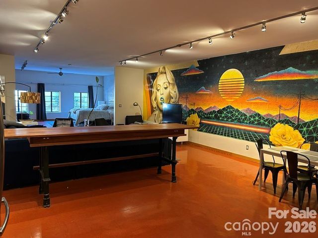 28 N Lexington Avenue, Asheville, NC 28801
