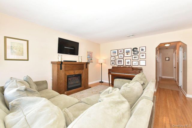 148 Simonson Road, Mineola, NY 11501