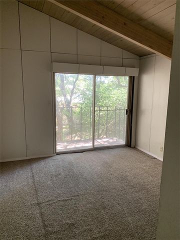 1012 Bois Darc ST, Lockhart, TX 78644