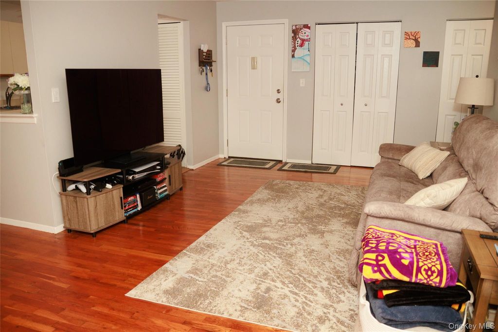 334 Lakeland Avenue 4D, Sayville, NY 11782 — photo 4