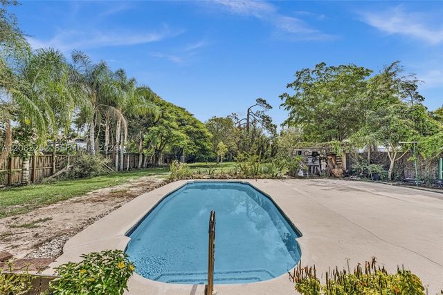 5088 2nd Rd, Lake Worth, FL 33467