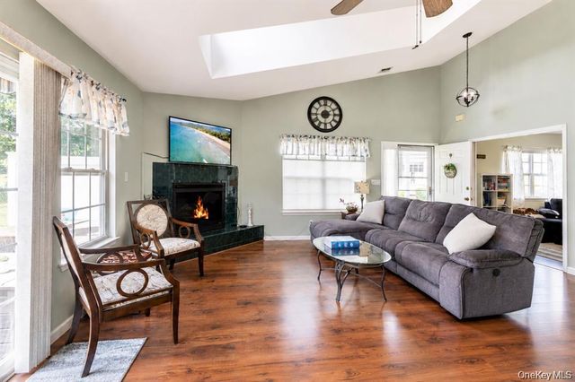 7 Summerfield Lane S 7, Aquebogue, NY 11901