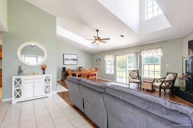 7 Summerfield Lane S 7, Aquebogue, NY 11901