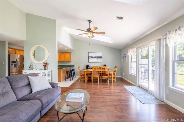 7 Summerfield Lane S 7, Aquebogue, NY 11901