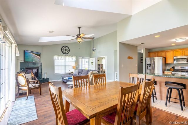 7 Summerfield Lane S 7, Aquebogue, NY 11901