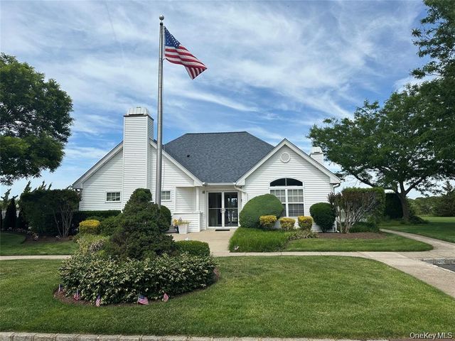 7 Summerfield Lane S 7, Aquebogue, NY 11901