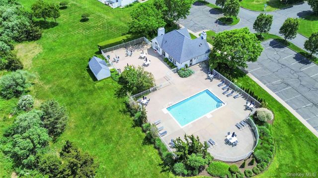 7 Summerfield Lane S 7, Aquebogue, NY 11901