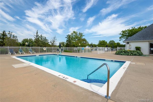 7 Summerfield Lane S 7, Aquebogue, NY 11901