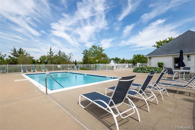 7 Summerfield Lane S 7, Aquebogue, NY 11901