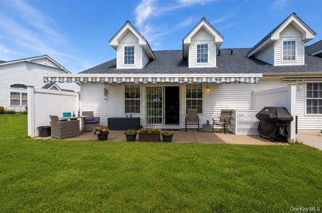 7 Summerfield Lane S 7, Aquebogue, NY 11901