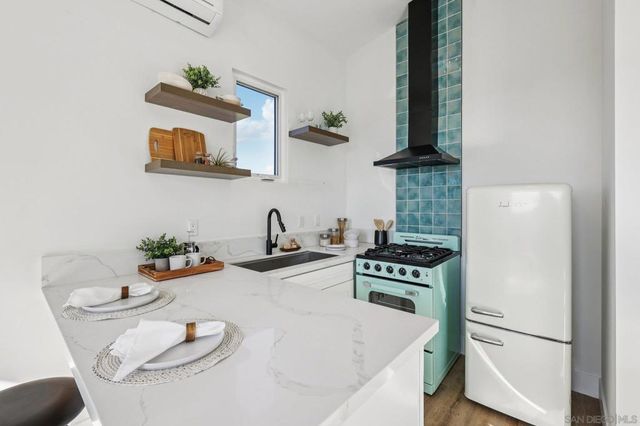 1860 Illion, San Diego, CA 92110